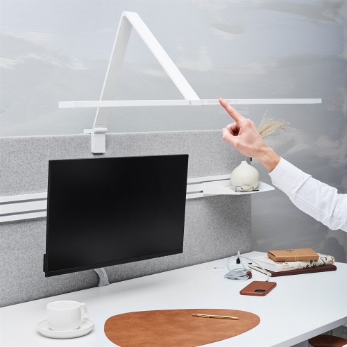 Photo ambiance et fonctionnement tactile avec lampe LED a fixer sur l'écran d'un bureau avec pinces coloris blanc