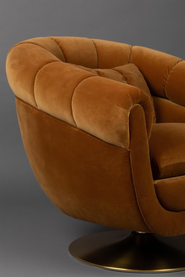 Photo de détail tissus du fauteuil lounge club MEMBER coloris tissus velours cognac et pieds laiton